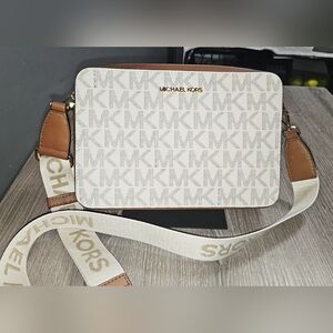 NWOT Authent. Michael Kors Jet Set Vanilla/Acorn Lg Logo Camera Crossbody Purse